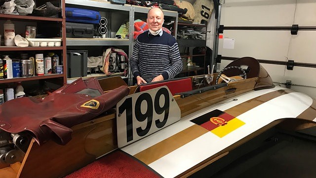 Olaf Koenig an seinem Lieblingsboot in seiner Garage